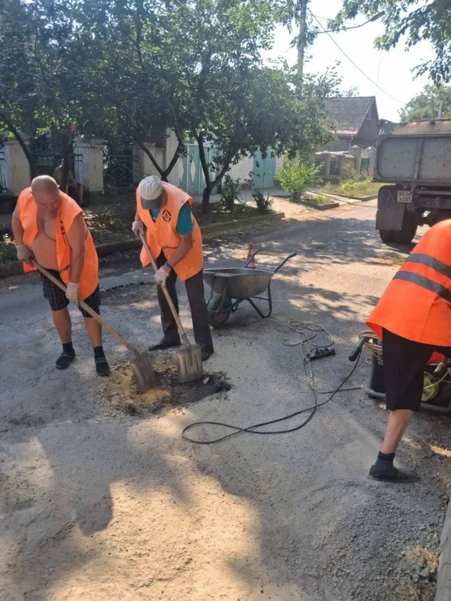Комунальники проводять ремонт доріг та поливають дерева у Центральному районі Херсона 9