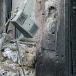 Світлофори вимкнені через перебої зі світлом у місті Херсон, на задньому плані житлові будинки