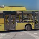 Пошкоджений тролейбус на вулиці в Херсоні після атаки російського дрона