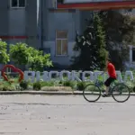 Пошкоджені будівлі у Високопіллі на Херсонщині після бойових дій, на тлі відновлювальних робіт
