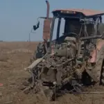 Трактор, пошкоджений дроном у Зеленівці, Херсонська область, з медиками біля постраждалих