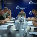 Пошкоджені лінії електропередач та будівлі в Херсоні після російських обстрілів, що спричинило загрозу надзвичайної ситуації
