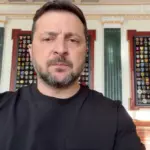 Президент України виступає, на тлі український прапор