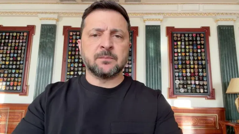 Президент України виступає, на тлі український прапор