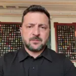 Президент України Володимир Зеленський під час зустрічі або виступу, обговорюючи питання оборони та нового уряду.