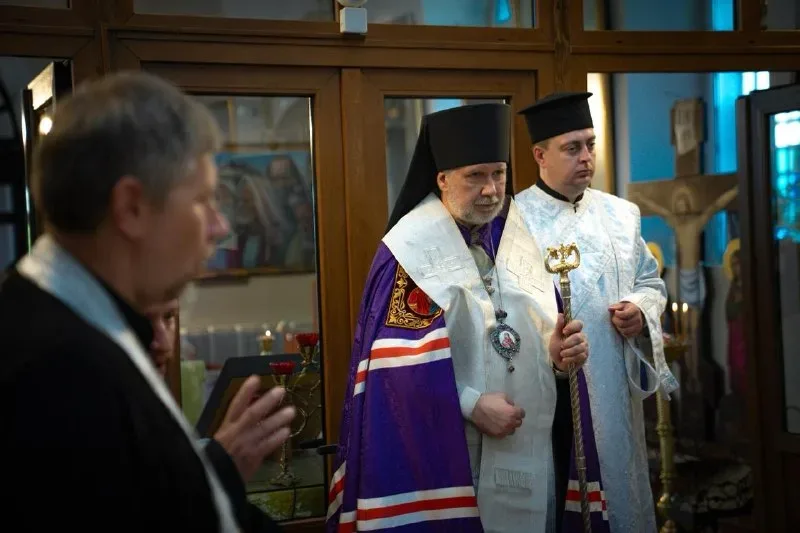 Український солдат стоїть на колінах перед меморіалом, присвяченим загиблим у російському полоні, з квітами. 2