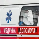 Пошкоджений автомобіль швидкої допомоги в Олешках після підриву на міні