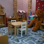 Фасад будівлі гуманітарного центру "Вільні разом" для переселенців з Херсонщини в Ужгороді.