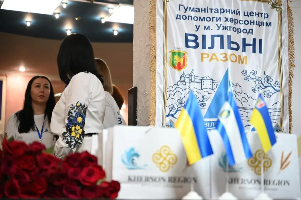 Фасад будівлі гуманітарного центру "Вільні разом" для переселенців з Херсонщини в Ужгороді. 1