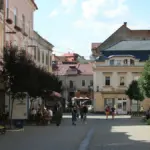 Логотип центру «Вільні разом» та фото людей, які отримують допомогу