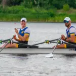 Спортсмени Херсонщини святкують перемогу на чемпіонаті України з академічного веслування, тримаючи медалі.
