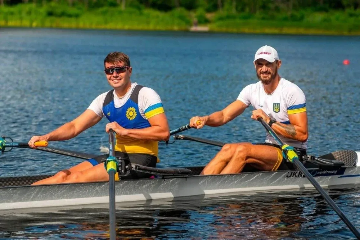 Спортсмени Херсонщини святкують перемогу на чемпіонаті України з академічного веслування, тримаючи медалі. 1