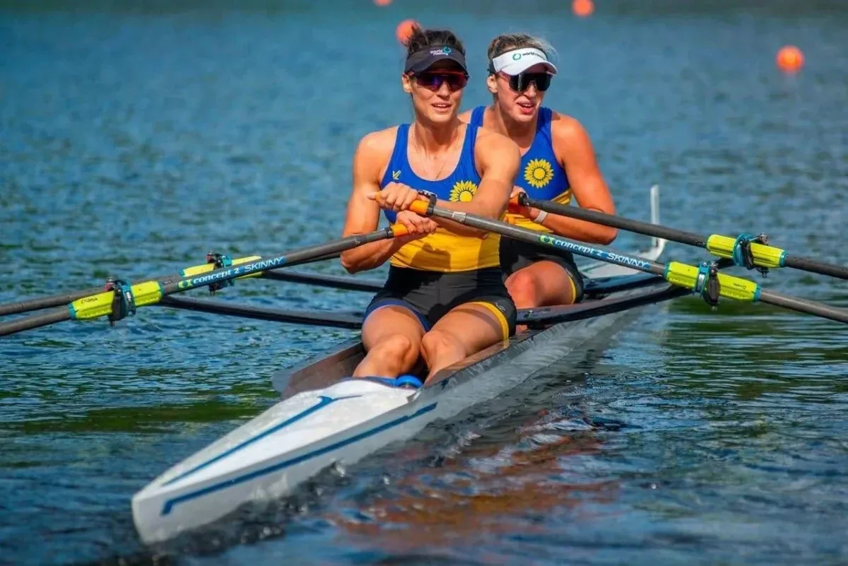 Спортсмени Херсонщини святкують перемогу на чемпіонаті України з академічного веслування, тримаючи медалі. 2