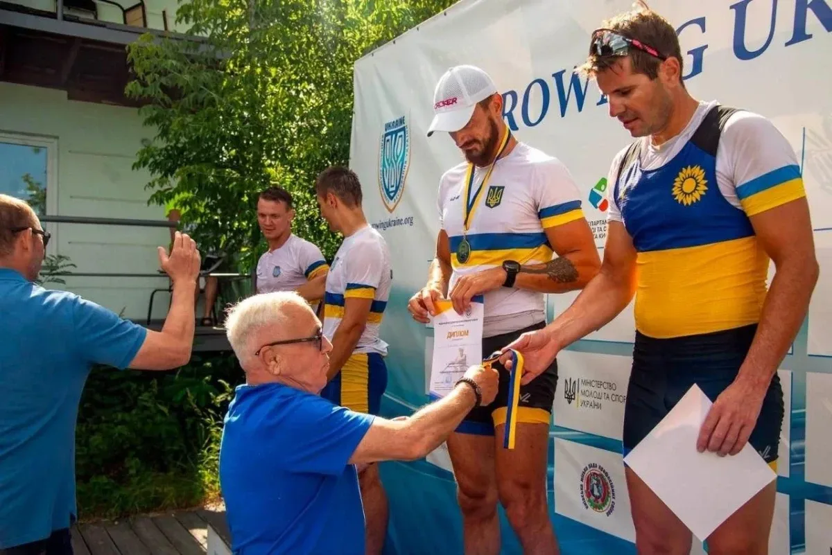 Спортсмени Херсонщини святкують перемогу на чемпіонаті України з академічного веслування, тримаючи медалі. 5