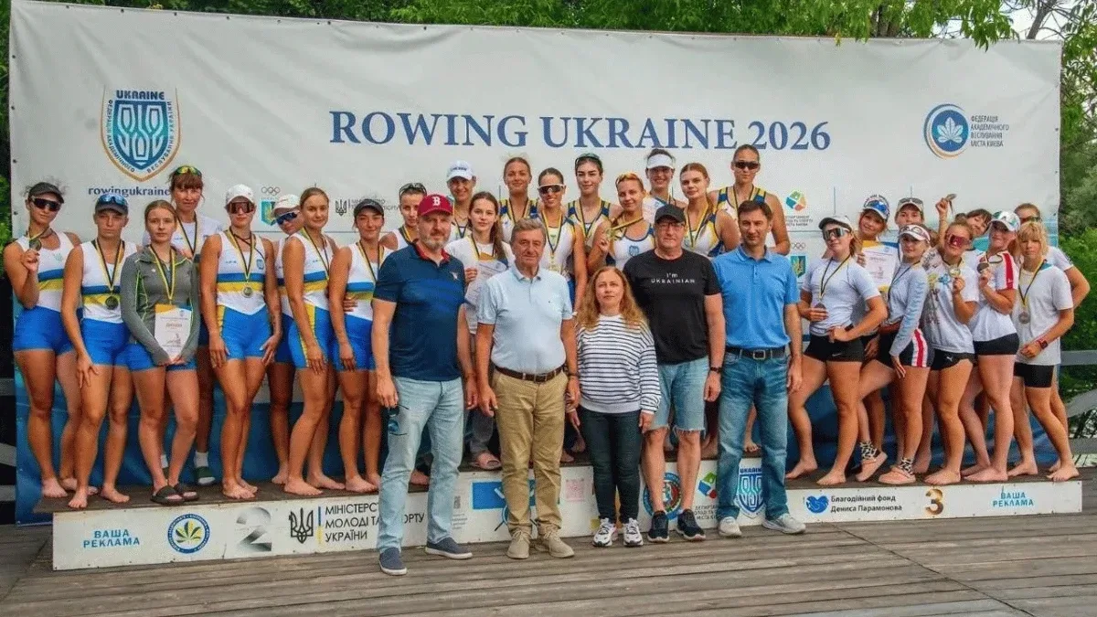 Спортсмени Херсонщини святкують перемогу на чемпіонаті України з академічного веслування, тримаючи медалі. 6