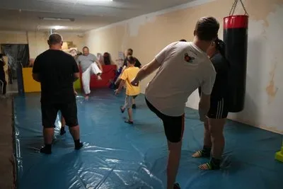 Михайло Нестеров, ветеран та тренер з карате, займається з дітьми з розладами аутистичного спектру в Херсоні. 1