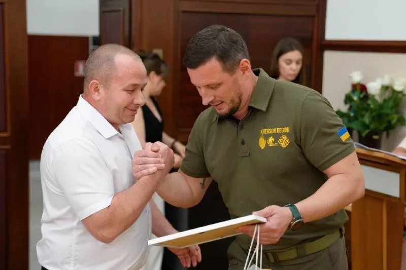 Сучасний Херсонський порт з новою інфраструктурою та суднами, на тлі чистого неба 1