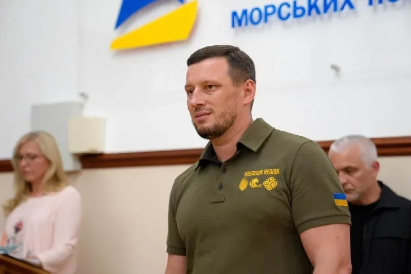 Сучасний Херсонський порт з новою інфраструктурою та суднами, на тлі чистого неба 3