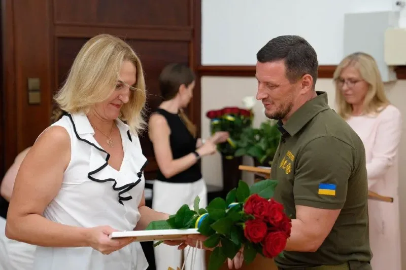 Сучасний Херсонський порт з новою інфраструктурою та суднами, на тлі чистого неба 4