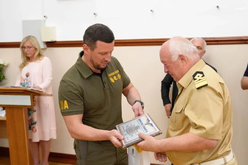 Сучасний Херсонський порт з новою інфраструктурою та суднами, на тлі чистого неба 6