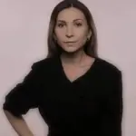 Портрет журналістки Вікторії Рощиної, яка загинула в російському полоні. На фото вона посміхається.