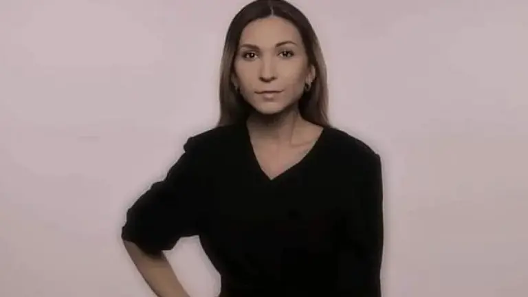Портрет журналістки Вікторії Рощиної, яка загинула в російському полоні. На фото вона посміхається.