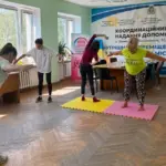 Жінки займаються гімнастикою в центрі «Вільні разом» у Вінниці