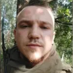 Втомлений військовослужбовець на передовій у бліндажі, виснажений та сумний 4
