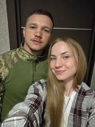 Втомлений військовослужбовець на передовій у бліндажі, виснажений та сумний 1