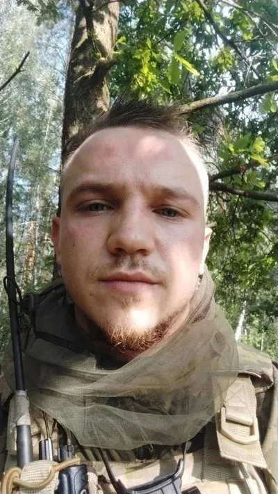 Втомлений військовослужбовець на передовій у бліндажі, виснажений та сумний 3