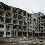 Рятувальники біля пошкодженої будівлі медичного закладу в Херсоні після обстрілу