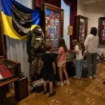 Переселенці з Верхньорогачицької громади відвідали музей у Кропивницькому, де взяли участь у бесіді про воєнні злочини.