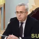 Символічне зображення Вищої ради правосуддя, що розглядає судові справи та документи