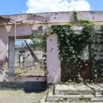Жінки прибирають центральну площу у Високопіллі, пошкоджена будівля Укртелекому, нове кафе