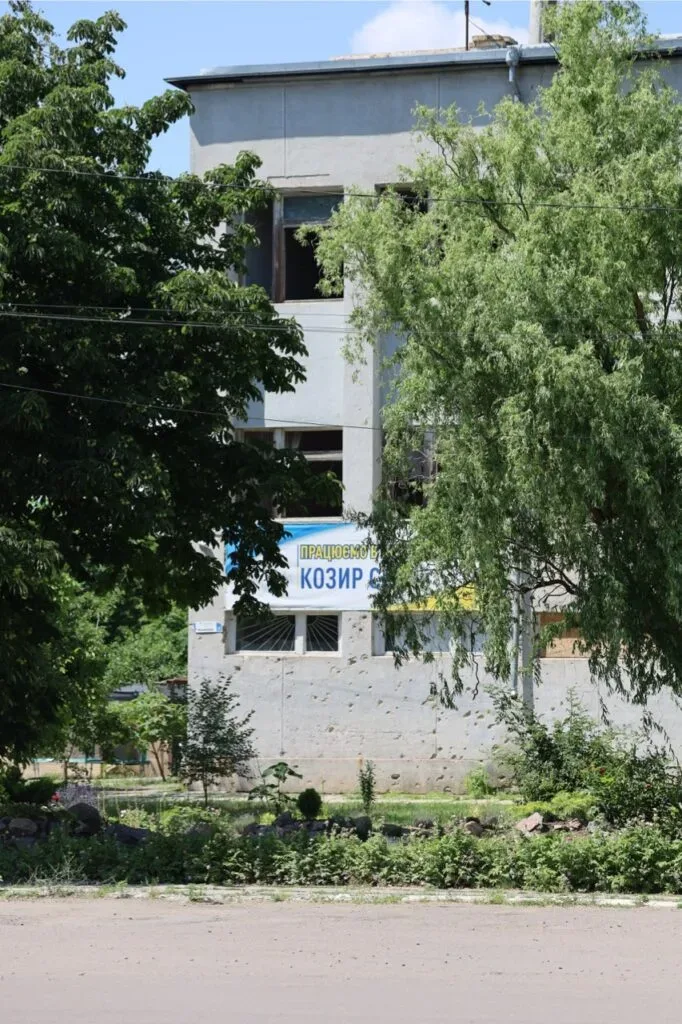 Жінки прибирають центральну площу у Високопіллі, пошкоджена будівля Укртелекому, нове кафе 1