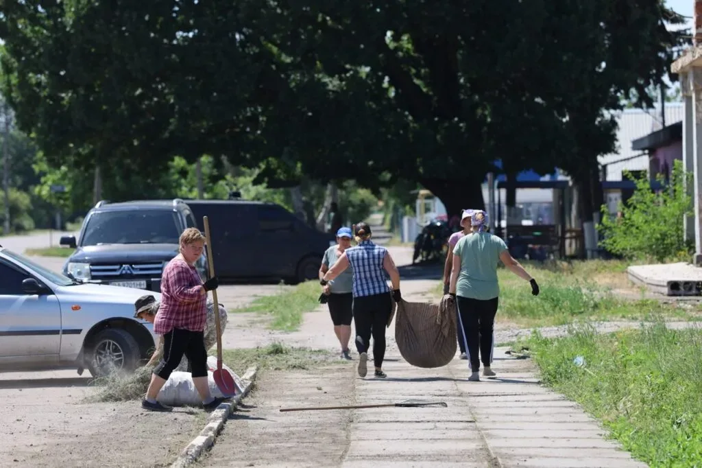 Жінки прибирають центральну площу у Високопіллі, пошкоджена будівля Укртелекому, нове кафе 3