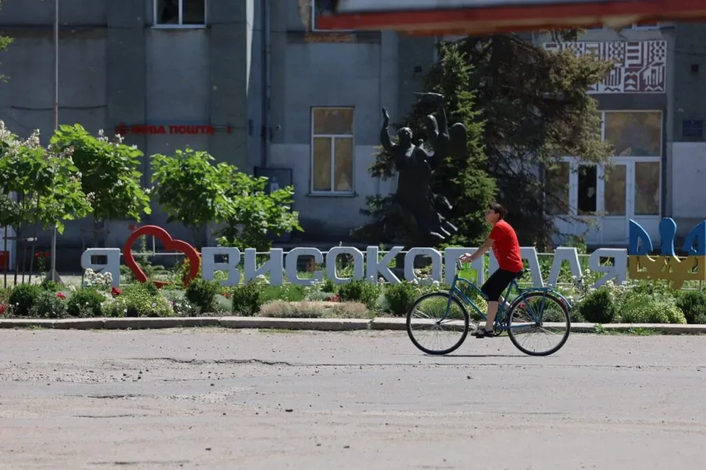 Жінки прибирають центральну площу у Високопіллі, пошкоджена будівля Укртелекому, нове кафе 4