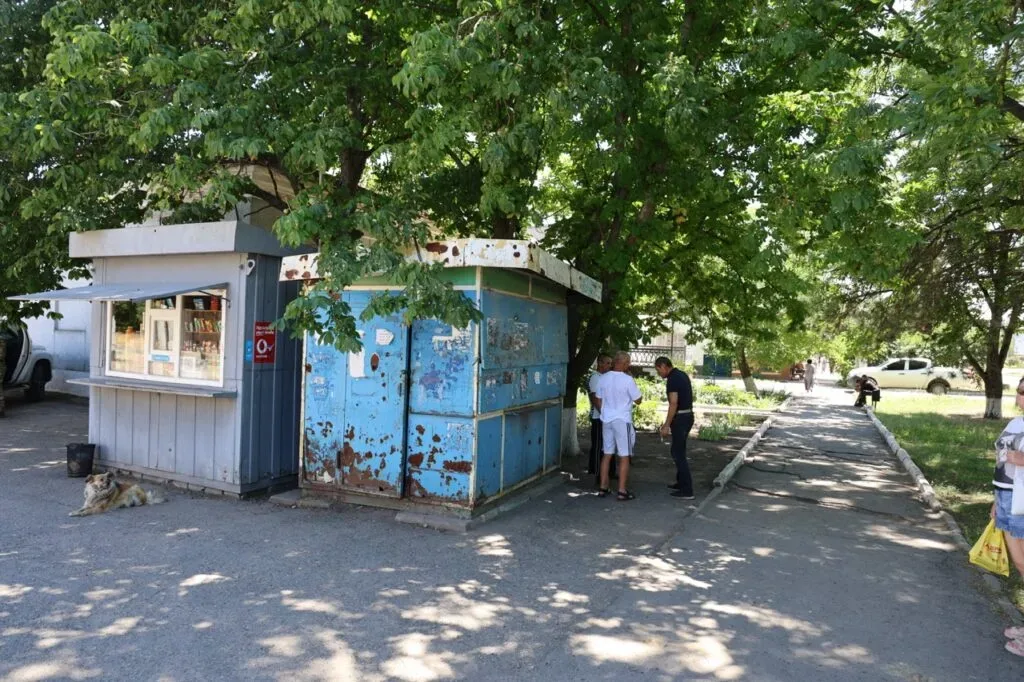 Жінки прибирають центральну площу у Високопіллі, пошкоджена будівля Укртелекому, нове кафе 5