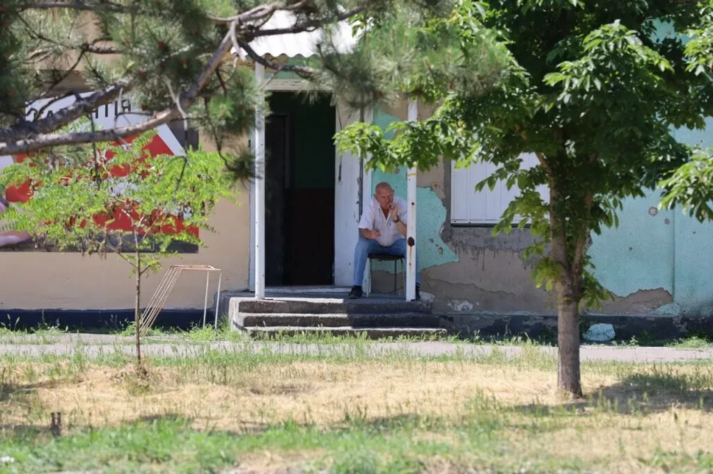 Жінки прибирають центральну площу у Високопіллі, пошкоджена будівля Укртелекому, нове кафе 6
