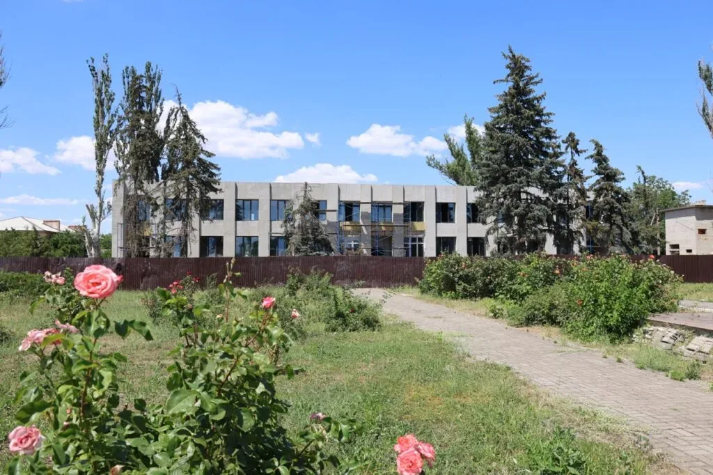 Жінки прибирають центральну площу у Високопіллі, пошкоджена будівля Укртелекому, нове кафе 7