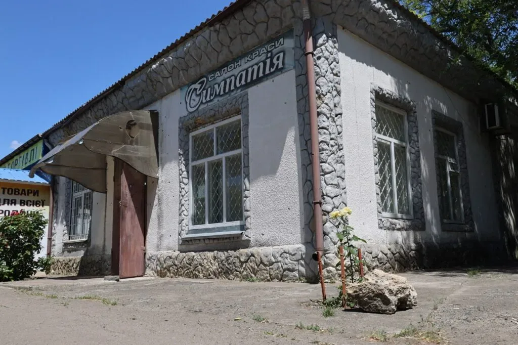 Жінки прибирають центральну площу у Високопіллі, пошкоджена будівля Укртелекому, нове кафе 8