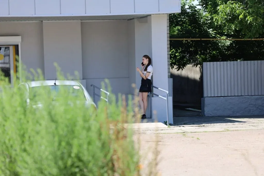 Жінки прибирають центральну площу у Високопіллі, пошкоджена будівля Укртелекому, нове кафе 9