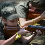 Учні використовують симулятори бойових дій з лазертаг зброєю в класі для навчання