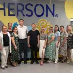 Жінка в розмові з іншими учасниками заходу, що присвячений ментальному здоров'ю в громадах.