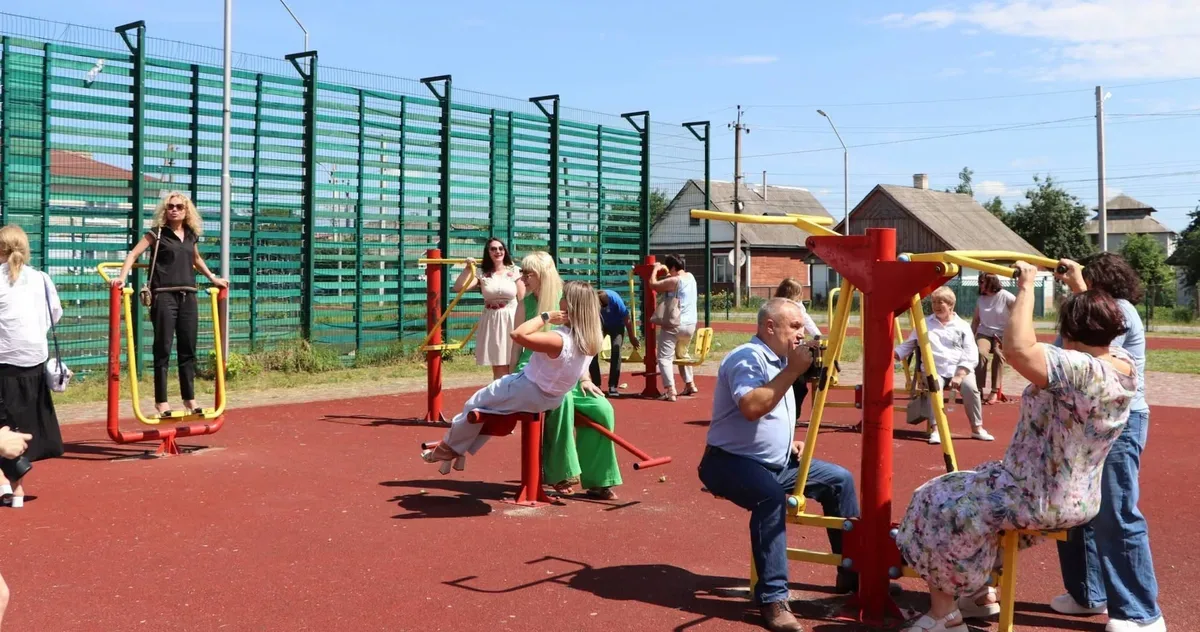 Жінка в розмові з іншими учасниками заходу, що присвячений ментальному здоров'ю в громадах. 1