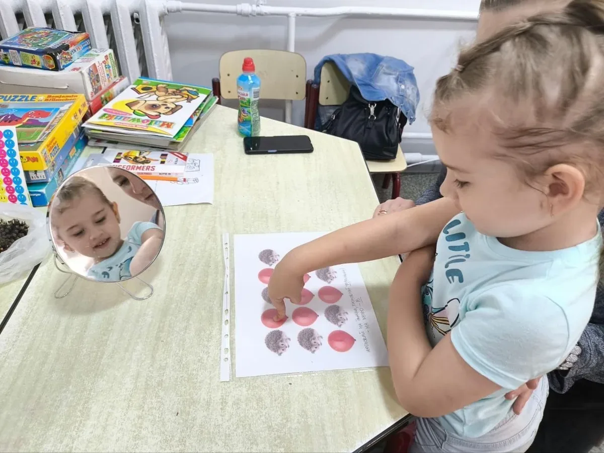 Логопед-дефектолог проводить індивідуальну консультацію для дитини 2