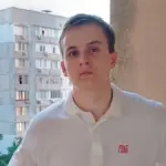 Студент радіє успішним результатам НМТ, тримаючи сертифікат, на фоні українського прапора.
