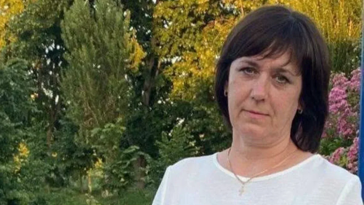 Студент радіє успішним результатам НМТ, тримаючи сертифікат, на фоні українського прапора. 1