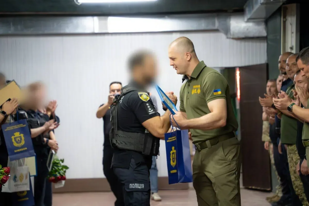 Ярослав Шанько та Олександр Прокудін нагороджують поліцейських Херсонщини з нагоди Дня Національної поліції України. 1