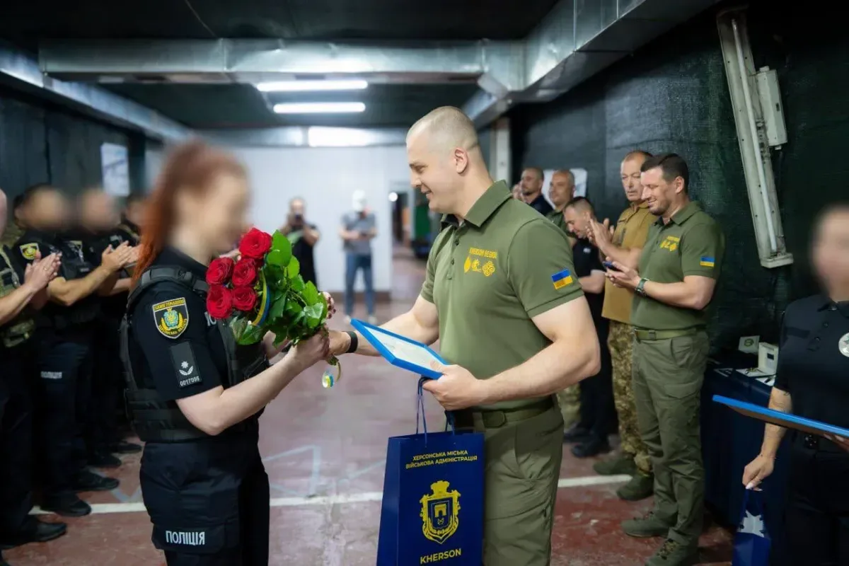 Ярослав Шанько та Олександр Прокудін нагороджують поліцейських Херсонщини з нагоди Дня Національної поліції України. 2